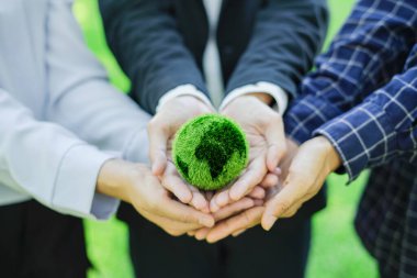 Dünya 'yı ellerinde tutan takım çalışması. Küresel Isınma Çevre Günü 'nün azaltılması gelecekte yeşil işletme ve CSR korunması yaratmak için işbirliği yapılmalıdır. Sürdürülebilirlik için işbirliği dünyayı