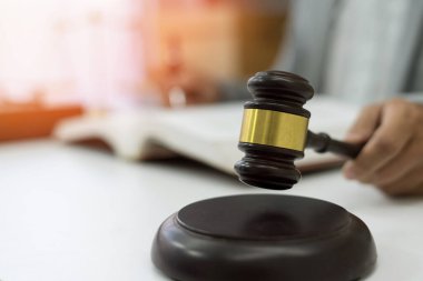 Hukuki yetkisi olan bir avukatın yakın plan çekiçle çalışması çevre hukuku kavramını destekliyor.