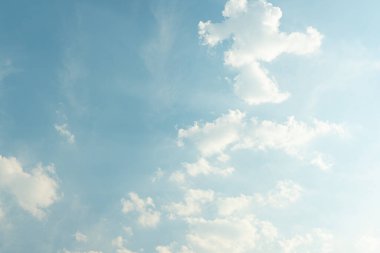 Hava durumunda mavi gökyüzü ve bulutlar açık havada doğa çevresi soyut arkaplan