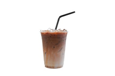 Plastik cam ve tüp üzerinde buzlu karamel latte kahve izole edilmiş beyaz arka plan emiyor.