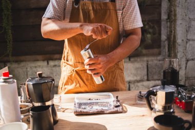 İnsanlar kahve çekirdeklerini manuel paslanmaz çelik öğütücüyle öğütüp siyah kahve makinesi, demleme ekipmanı ya da kahve damlatıcısı yapıyorlar. Sabahları evdeki mutfakta, ahşap bir masaya damlatıyorlar.