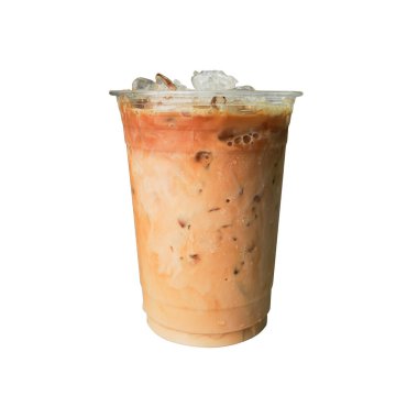 Beyaz arka planda buzlu sütlü kahve.