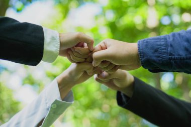 CSR ve ESG işbirliği için ortaklık Küresel topluluk takım çalışması, Sürdürülebilir Kalkınma Hedefleri için çevresel enerji tasarrufu işbirliği, Güçlü el grubu iş birliği başarısı.