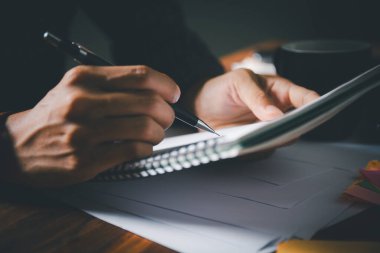 Öğrenci ders sırasında özenle not defterine yazıyor, sınavlara hazırlanıyor. Eðitim ve rapor ve mektuplarýn yazýlmasýyla ilgili ayrıntılı çalýþmalar.