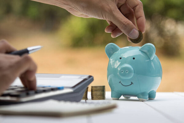 Рука человека тщательно рассчитала доходы и проценты при планировании сбережений, подчеркнув важность финансового управления и грамотного бюджетирования.