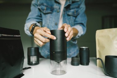 Kahve hazırlama, otomatik öğütücü, kahve çekirdekleri, hafif kızarmış Arabika, evde üretici.