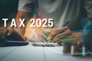 2025 yılının vergilerini hesaplamak için insanların rapor yazıp hesap makinesi kullanmalarını sağlar..
