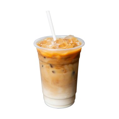 Plastik bardak ve tüp üzerinde buzlu latte kahve izole edilmiş beyaz arka plan emme, yaz içeceği konsepti