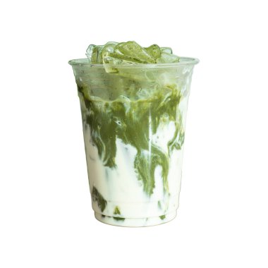 Plastik cam üzerinde buzlu kibrit yeşil çay izole edilmiş beyaz zemin.