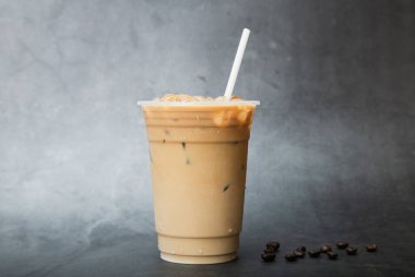 Mermer arka planda cam fincanda buzlu kahve bardağı..