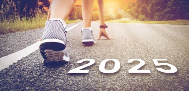 2025, yeni yıla girişi simgeliyor. İnsanların gün batımında sokakta koşmaya başlaması. Başarının amacı.