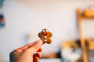 Noel kavramı için süslenmiş sevimli kurabiyelerle el ele tutuşmak.