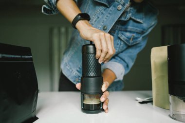 Ev yapımı espresso alabilmek için taşınabilir bir kahve makinesinin manuel basınçlı pompasına basan kahveyi hazırlıyorum..