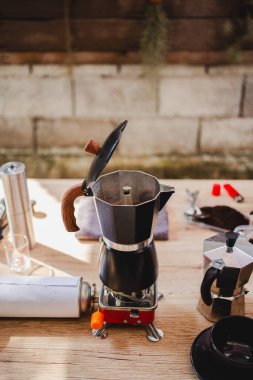 Klasik Moka otu espresso demler gaz sobasının üzerinde taze kahve aromalı mükemmel açık hava mayalama deneyimi geleneği, basitlik ve kahve ustalığı..