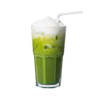 Buzlu sütlü kibrit yeşil çay, sütlü köpüklü cam izole edilmiş beyaz arka plan..