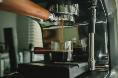 Orta makineden kahve akar, kremalı ve aromatik derinlikte mükemmel bir rosto yapar. Gerçek bir kahve âşığı anı.