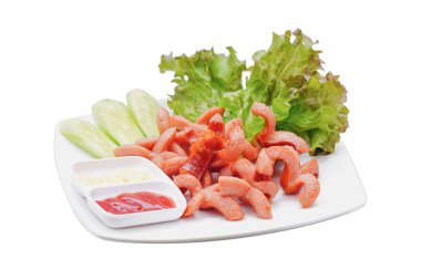 Kızarmış kırmızı sosis, domates sosu ve mayonez salatası salatalığı, izole edilmiş beyaz arka planda..