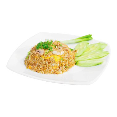 Yumurtalı pilav ve domuz eti. Taze soğan ve salatalıkla izole edilmiş beyaz arka planda..