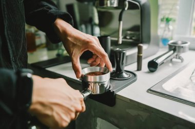 El 'i kahve menüsüne kahve demleyen ekipmanlarla hazırla. Mutfaktaki barda, yakın plan.