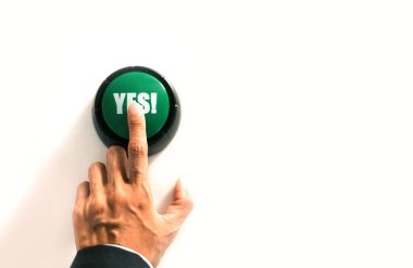 Kişi, anlaşma onaylamak, onay sinyali vermek ve seçim sürecinde bir kararı kabul etmek için yeşil düğmeye basar.