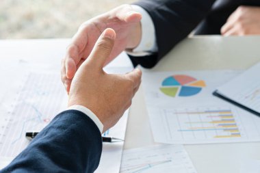 Sürdürülebilirlik yeşil doğa iş birliği içinde el sıkışarak işbirliği yapmayı kabul eden iş adamlarının yakınına.