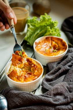 Patates püresinin üzerine erimiş mozzarella ve çatalla sıcak ev yapımı kahvaltı. Sıcak bir mutfak dikey fotoğrafında taze servis ediliyor..