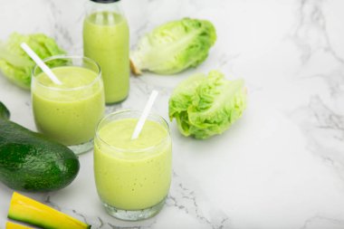 Taze avokado smoothie ile yeşil çin salatası, temiz ve sağlıklı bir içecek ile servis edilir ferahlatıcı ve besleyici bitki bazlı içecek özen ve denge ile.