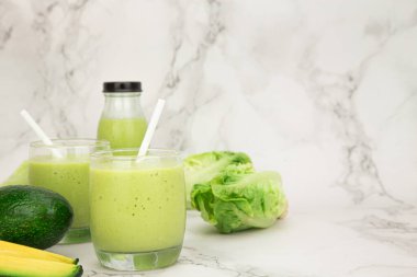 Taze avokado smoothie ile yeşil çin salatası, temiz ve sağlıklı bir içecek ile servis edilir ferahlatıcı ve besleyici bitki bazlı içecek özen ve denge ile.