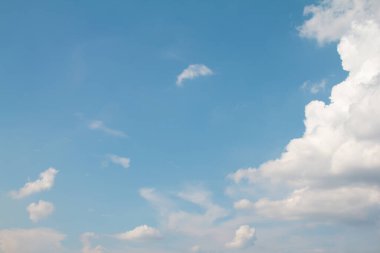  Hava durumunda mavi gökyüzü ve bulutlar açık havada doğa çevresi soyut arkaplan