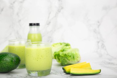Taze avokado smoothie ile yeşil çin salatası, temiz ve sağlıklı bir içecek ile servis edilir ferahlatıcı ve besleyici bitki bazlı içecek özen ve denge ile.