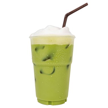 Plastik bardakta buzlu kibrit yeşil çay izole edilmiş beyaz arka plan. 