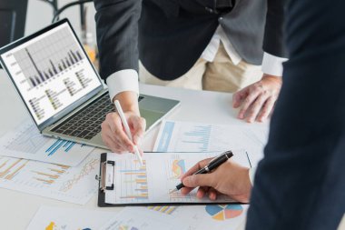 İş adamı, ofis masasında iş bilgilerini açıklarken ve tartışırken elinde bir kalem tutuyor ve profesyonel toplantı sırasında net görüşler sağlıyor..