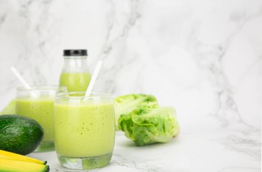 Taze avokado smoothie ile yeşil salata, sağlıklı içecek konsepti