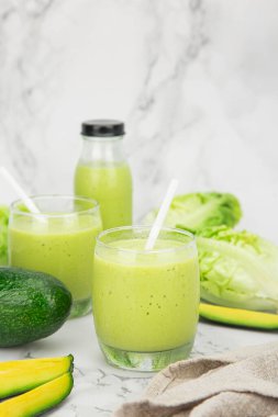 Taze avokado smoothie ile yeşil salata, sağlıklı içecek konsepti