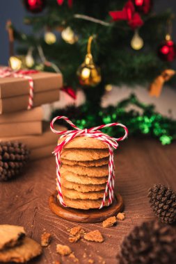 Şenlikli iple sarılmış el yapımı kurabiyeler, Noel ve yeni yıl ruhunu yakalıyor samimi, dikey tatil fotoğrafı konseptiyle mükemmel bir hediye olarak..