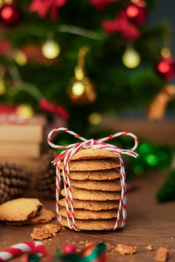 Şenlikli iple sarılmış el yapımı kurabiyeler, Noel ve yeni yıl ruhunu yakalıyor samimi, dikey tatil fotoğrafı konseptiyle mükemmel bir hediye olarak..