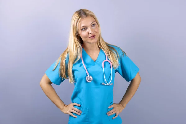 Junge Hispanische Blonde Ärztin Mit Stethoskop — Stockfoto