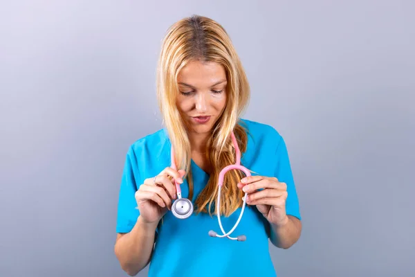 Junge Hispanische Blonde Krankenschwester Mädchen Mit Stethoskop — Stockfoto