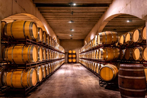 ワインセラーだ ワインかウィスキーの樽 フランスの木樽 — ストック写真