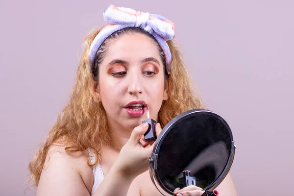 Chica Joven Aplicando Maquillaje Concepto Cuidado Piel —  Fotos de Stock