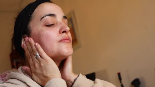 Chica Morena Joven Utiliza Discos Removedores Maquillaje Para Limpiar Piel — Vídeo de stock