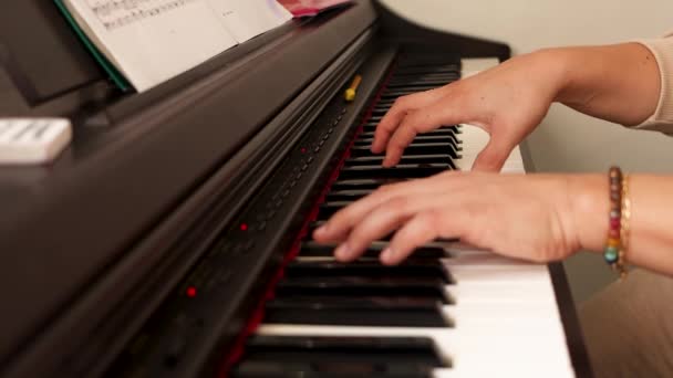 Női Zongorista Gyakorolja Munkáját — Stock videók