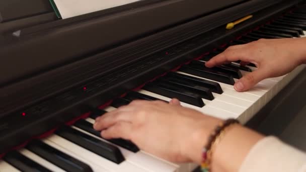Pianista Músico Experimentando Teclas Novo Piano — Vídeo de Stock