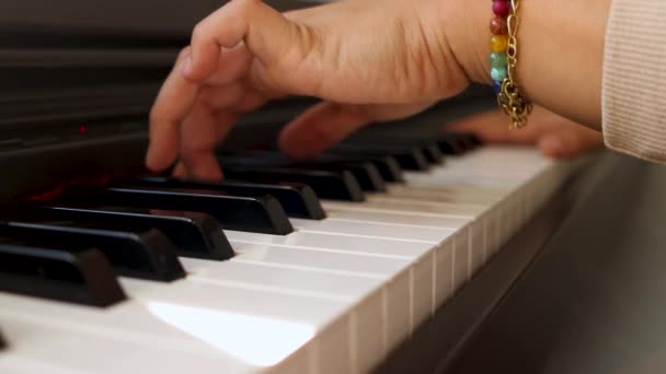 演奏中のピアノがどのように機能するかを見る — ストック動画