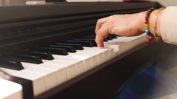 钢琴家在家里演奏音乐会的特写 — 图库视频影像