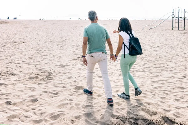 Dospělí Turistický Pár Turné Dovolenou Pláži Muž Držící Ženu Ruku — Stock fotografie