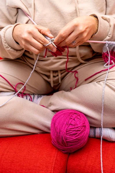 女人用粉红毛球织毛衣 安康在家里 Diy Concept — 图库照片