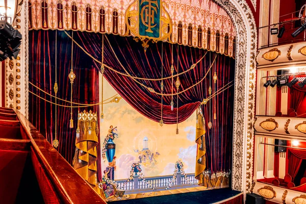 Tiyatronun Sahne Perdesi Sahneden Yükseltilmiş Özel Bir Kutudan Görüntüname — Stok fotoğraf