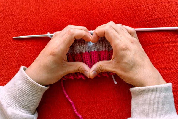Vorm Een Hart Met Handen Gebreide Steek Liefde Voor Handgemaakte — Stockfoto