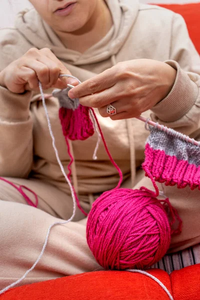 Meisje Breit Haar Pyjama Bank Thuis Roze Wollen Bol Voorgrond — Stockfoto